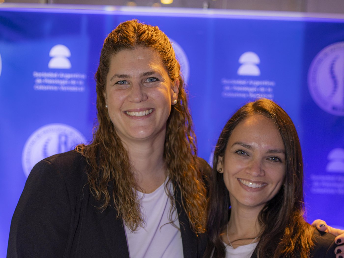 Guillermina y Silvina, dupla titulada de UNA Producciones, en un congreso en Buenos Aires